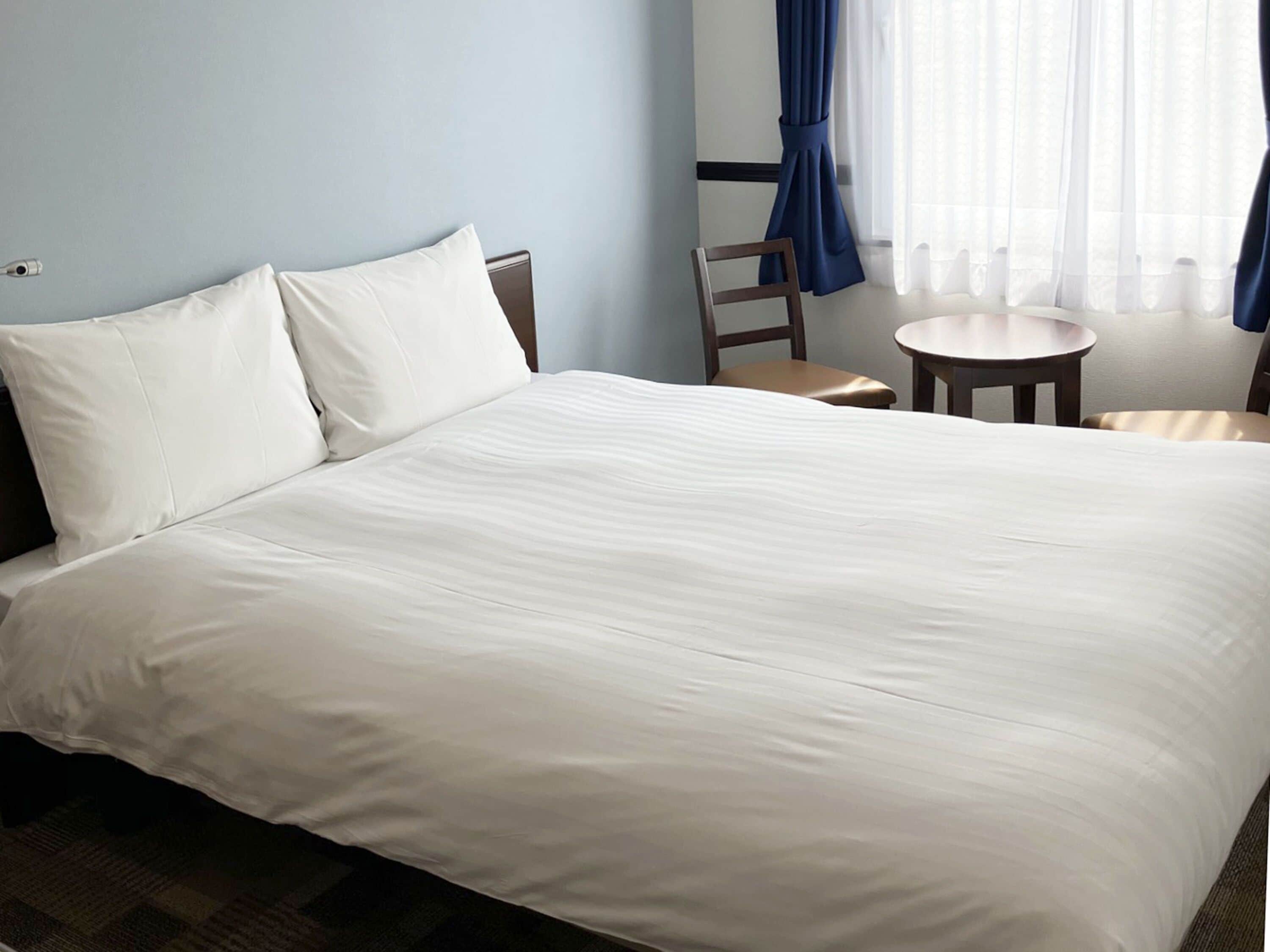 Skrivebord, strykejern/-brett, wi-fi (inkludert) og sengetøy