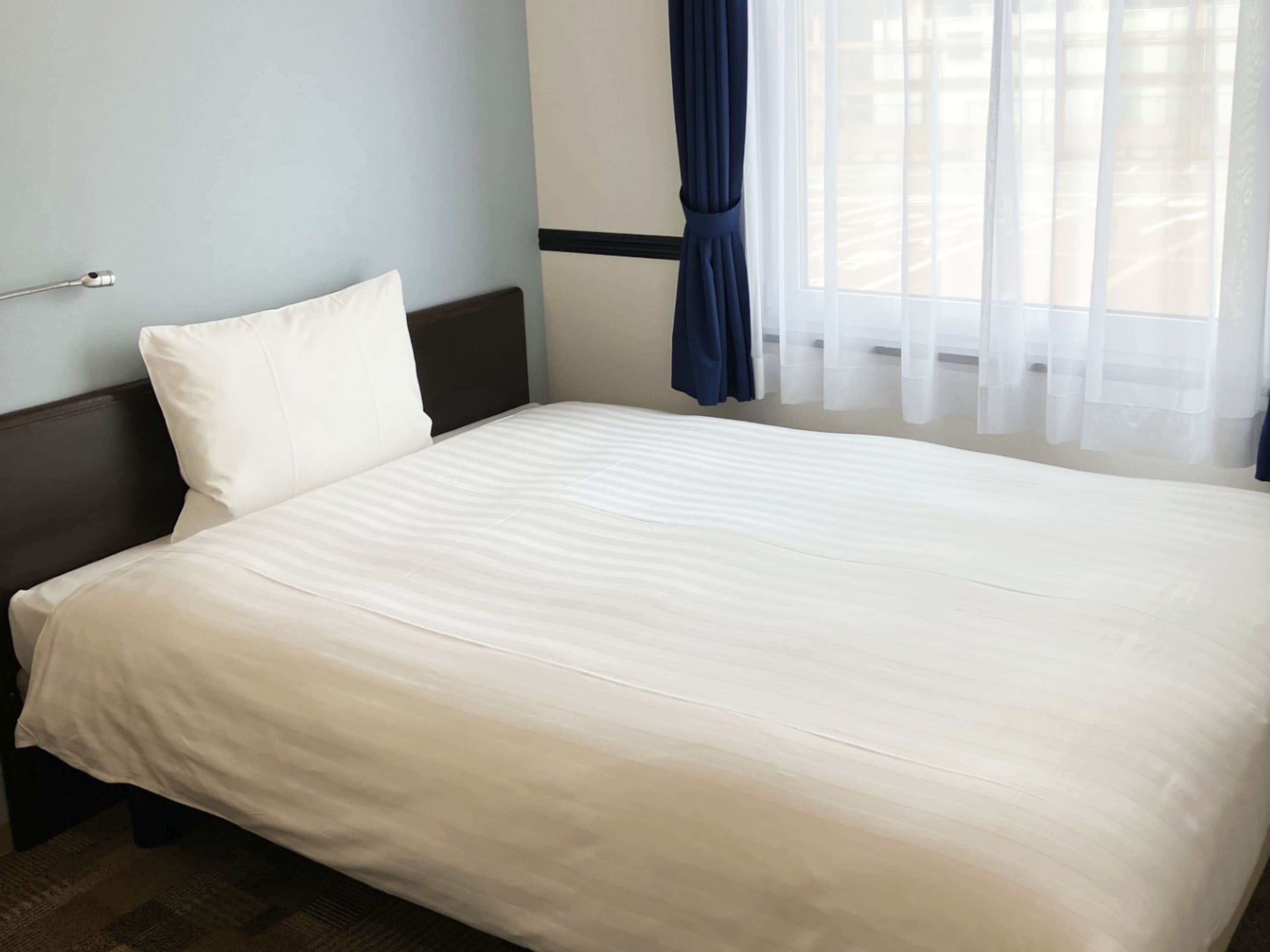 Skrivebord, strykejern/-brett, wi-fi (inkludert) og sengetøy