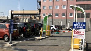 Un espace de stationnement avec un panneau indiquant un tarif de 600 yens par véhicule.