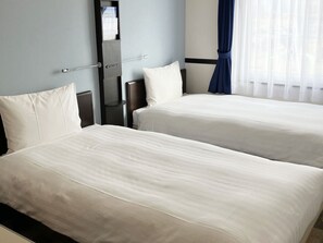 Escritorio, tabla de planchar con plancha, wifi gratis y ropa de cama