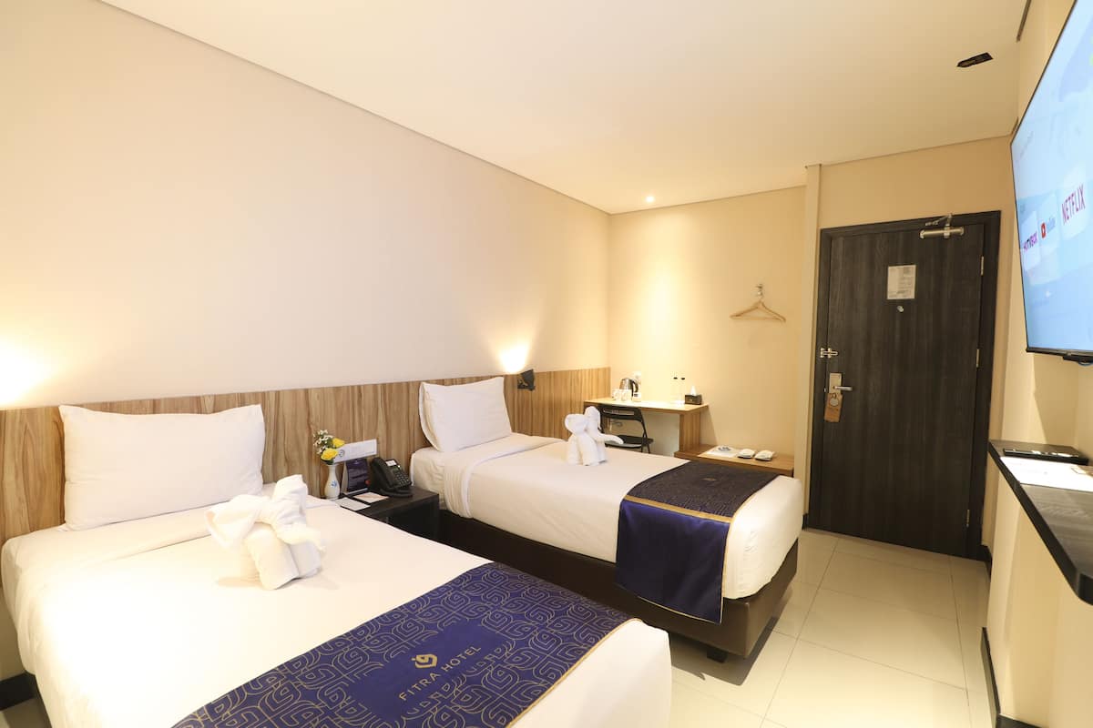 Superior kamer, 2 eenpersoonsbedden | Een bureau, een laptopwerkplek, extra bedden, gratis wifi