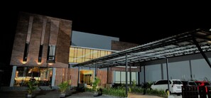 Fassade der Unterkunft – Abend/Nacht