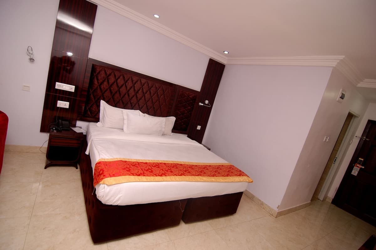 4 bedrooms, in-room safe, individually furnished, desk