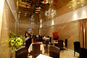 Breakfast, lunch, dinner served; local and international cuisine