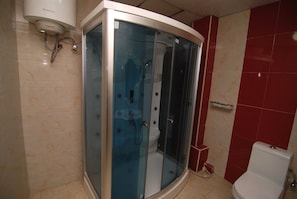 Shower, free toiletries, towels - Starview Palace Hotel (Abuja)
