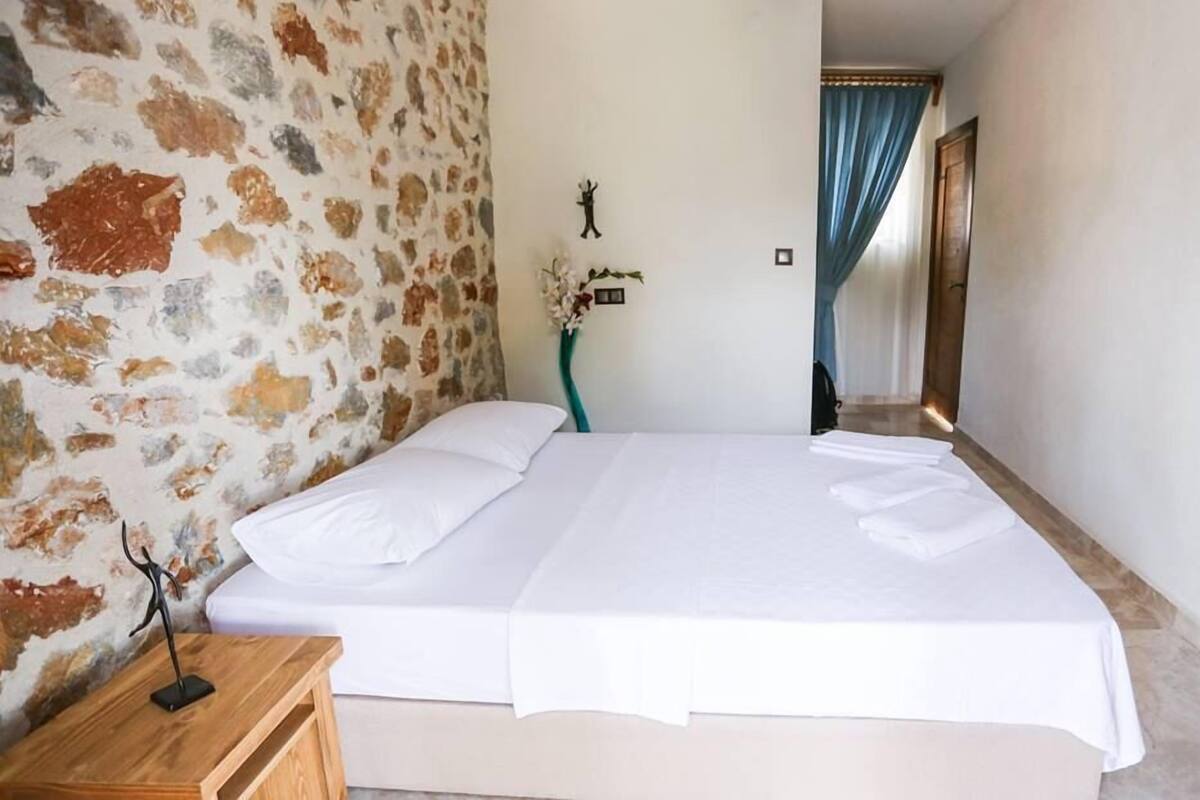 Free cots/infant beds, free WiFi