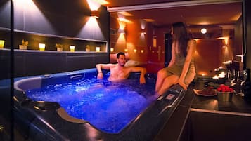 Espace de soins pour les couples, sauna, bain à remous, soins corporels