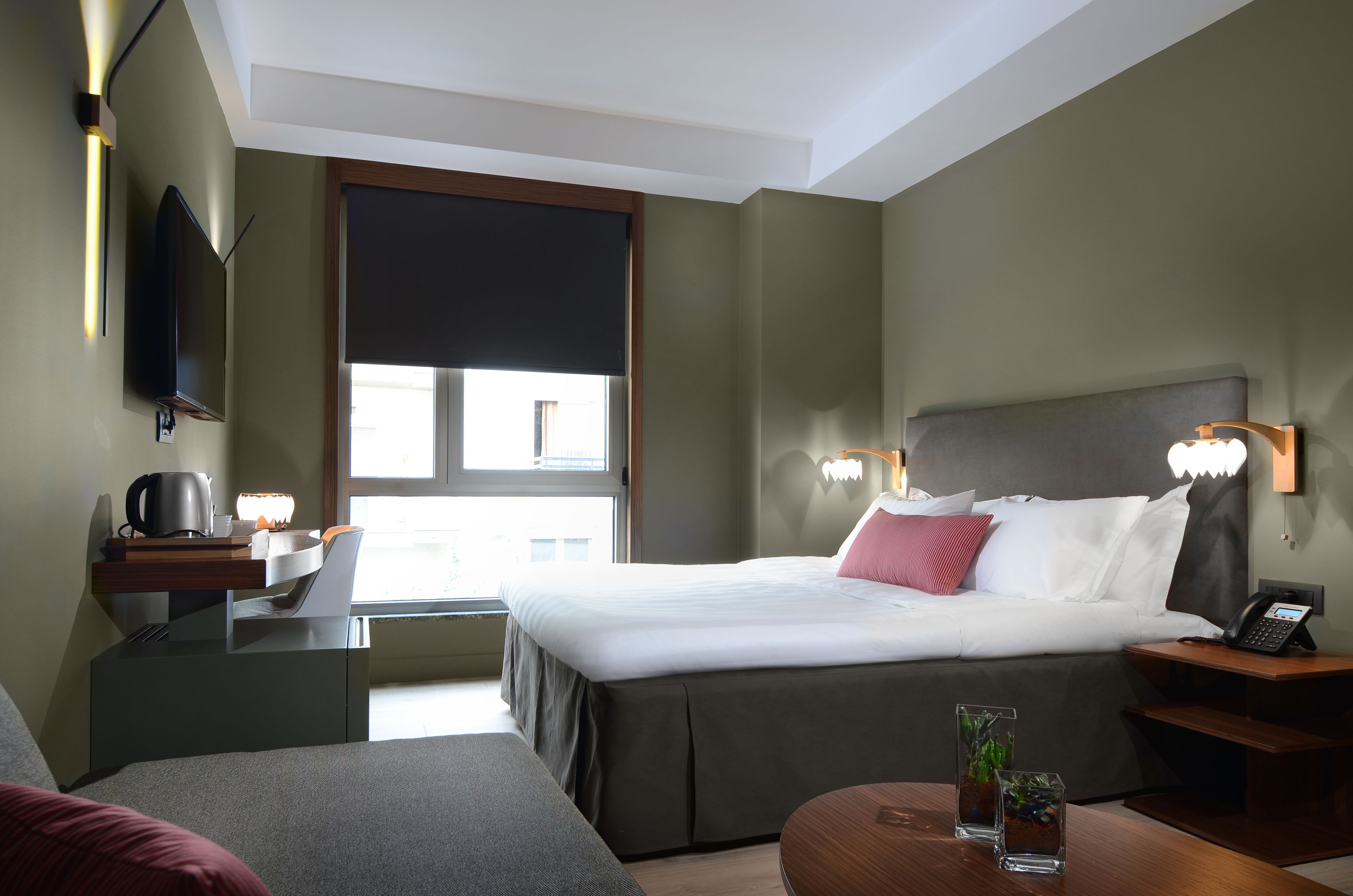 classic double room | hypo-allergenic bedding, down duvets, pillow-top beds, minibar