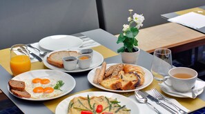 Daily to-go breakfast (EUR 15 per person)