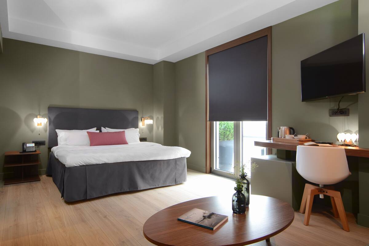 Superior Double Room | Peralatan tempat tidur hipoalergenik, gebar bulu kapas, tilam berlapik 