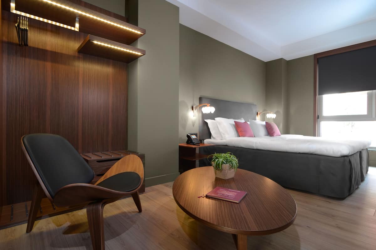 Classic Double Room | Peralatan tempat tidur hipoalergenik, gebar bulu kapas, tilam berlapik 
