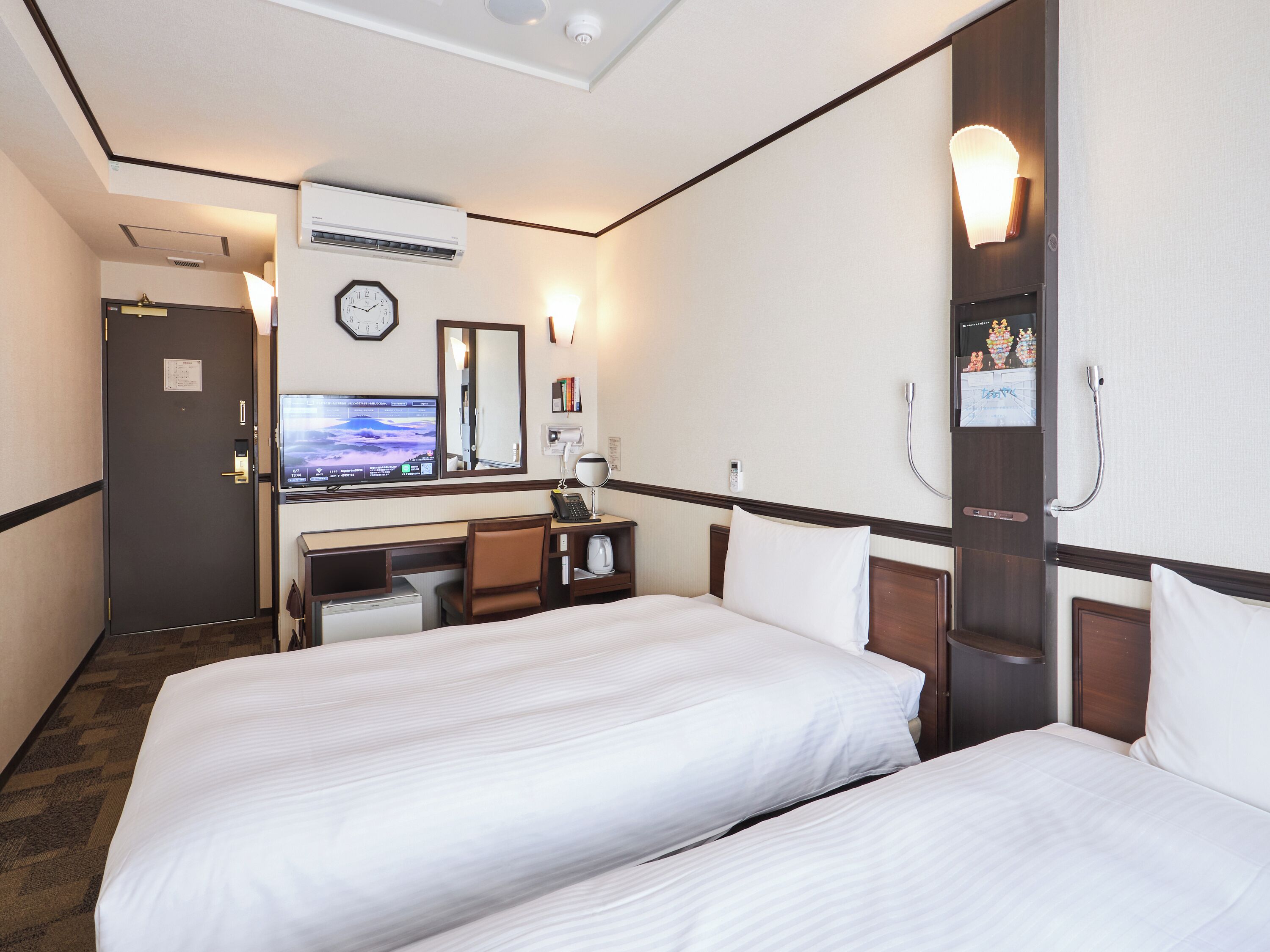 Escritorio, wifi gratis, ropa de cama