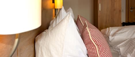 Comfort-Doppelzimmer | Hochwertige Bettwaren, Schreibtisch, laptopgeeigneter Arbeitsplatz