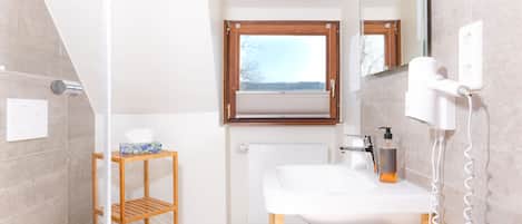 Chambre double, balcon | Salle de bain | Douche, articles de toilette (gratuits), séchoir à cheveux