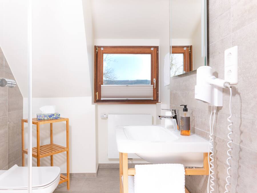 Habitación doble, balcón | Baño | Ducha, artículos de higiene personal gratuitos y secador de pelo