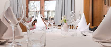 Aperto a pranzo e cena, cucina locale