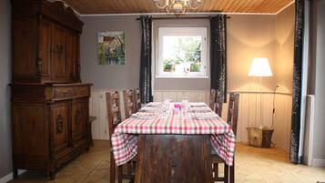 House, 3 Bedrooms | Living room | Flat-screen TV, DVD player