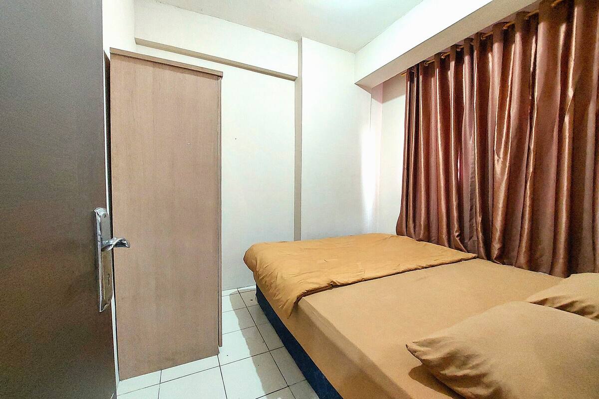 1 Schlafzimmer, hochwertige Bettwaren, Schreibtisch