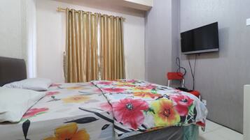 1 bedroom, premium bedding, desk