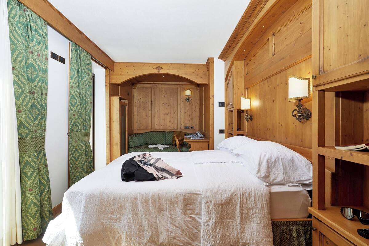 superior double or twin room | in-room safe, desk, free wifi