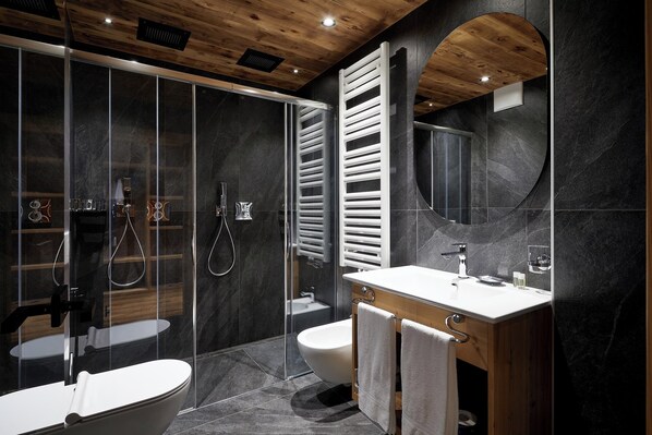 Habitació Deluxe | Bany | Dutxa, articles de tocador gratuïts, assecador de cabells i bidet 