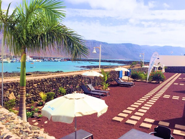 Terrace/patio - Evita Beach Apartamentos Y Suites (Teguise)