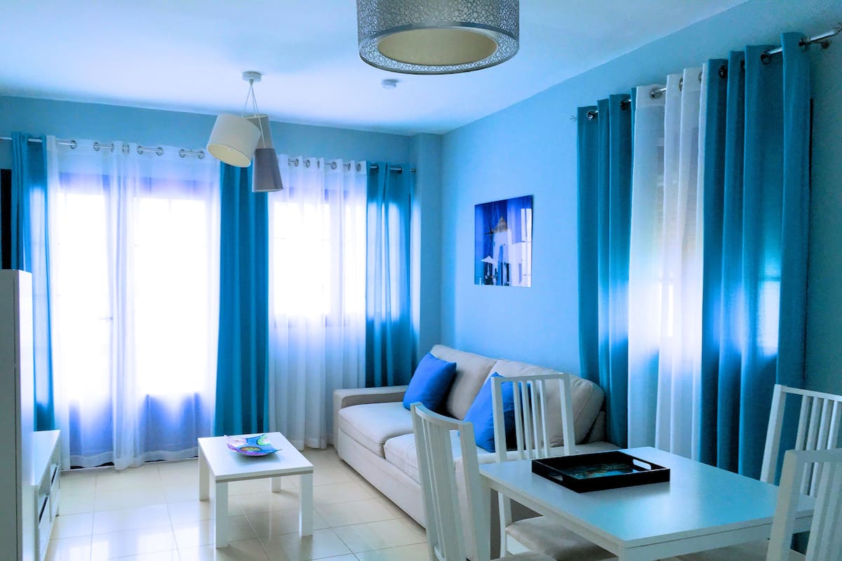 Suite junior, terraza, vistas al mar (Mykonos) | Sala de estar | Una televisión de pantalla plana