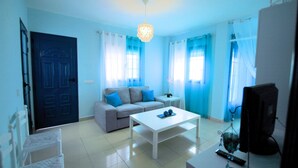 Apartamento Deluxe, 1 habitación, vistas al mar (Chinijo) | Zona de estar | Una televisión de pantalla plana