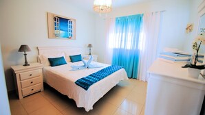 Suite junior, terraza, vistas al mar (Mykonos) | Caja fuerte, escritorio, tabla de planchar con plancha y cunas gratuitas