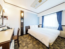 Escritorio, wifi gratis y ropa de cama 