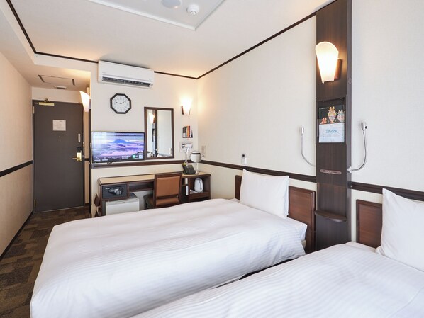 Escritorio, wifi gratis y ropa de cama 