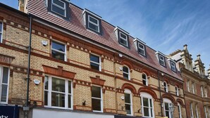 Exterior - Bank House By Flying Butler (Reading)
