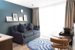 In-room safe, desk, laptop workspace, iron/ironing board - Residence Inn by Marriott London Tower Bridge (London)