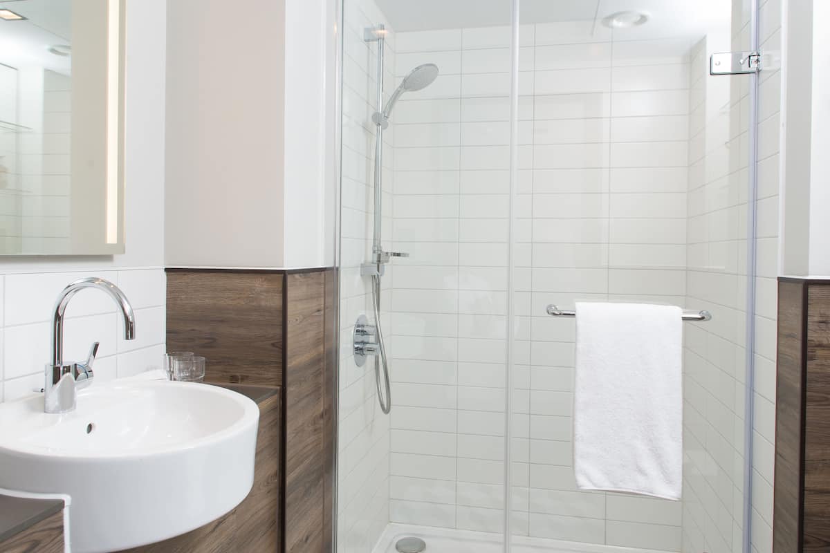 Dusche, kostenlose Toilettenartikel, Haartrockner, Handtücher