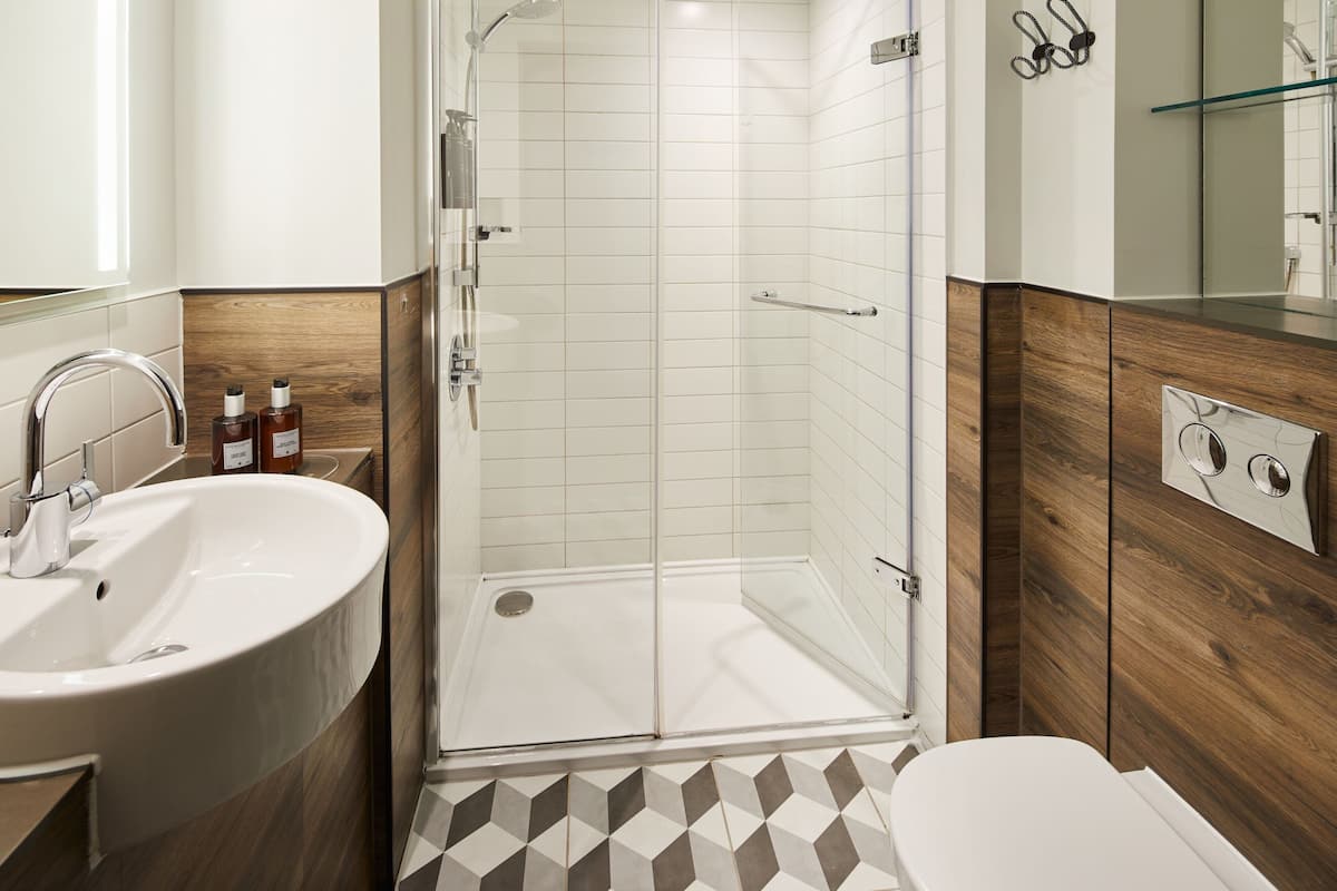 Dusche, kostenlose Toilettenartikel, Haartrockner, Handtücher