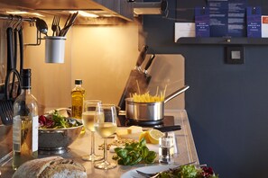 Een koelkast, een microgolfoven, een oven, een kookplaat
