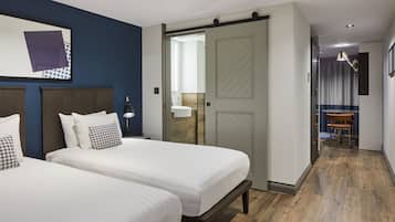 Suite, 2 Tempat Tidur Twin, Bebas Asap Rokok (2 Bedrooms) | 1 kamar tidur, brankas, meja kerja, dan ruang kerja ramah laptop