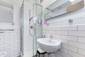 Deluxe Double Room, Private Bathroom | Bathroom