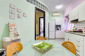 Peti sejuk/penyejuk beku saiz penuh, ketuhar gelombang mikro 