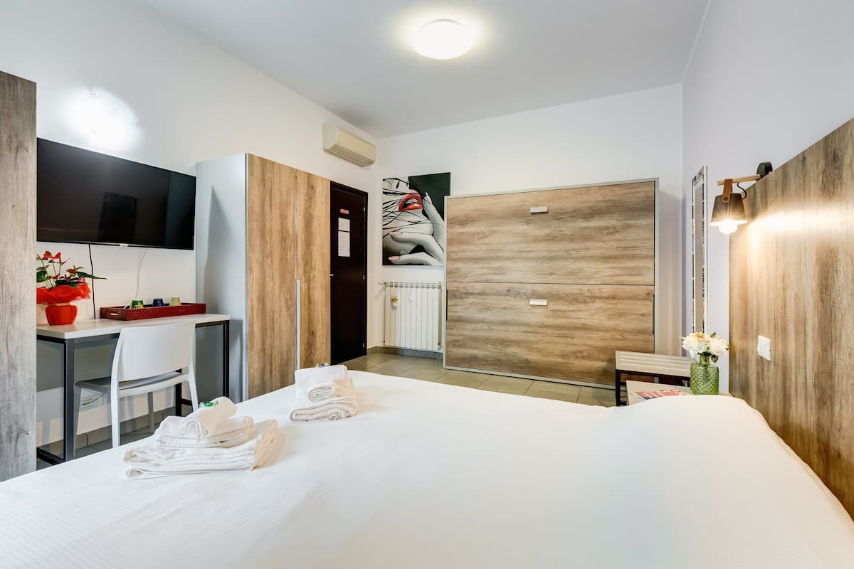 1 bedroom, down duvets, individually decorated, individually furnished