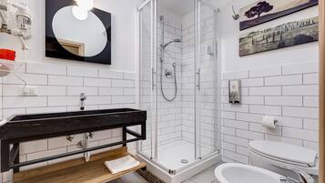 Doppia Deluxe, bagno privato | Bagno | Doccia, set di cortesia gratuito, asciugacapelli, bidet