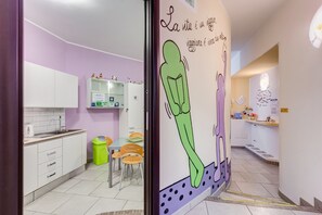 Full-sized fridge, microwave, coffee/tea maker, cookware/dishes/utensils - B&B Casa Der Poeta (Rome)