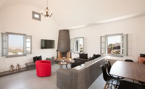 Villa, 5 Schlafzimmer, eigener Pool | Wohnzimmer | 50-Zoll-LCD-Fernseher mit Satellitenempfang, Fernseher, DVD-Player