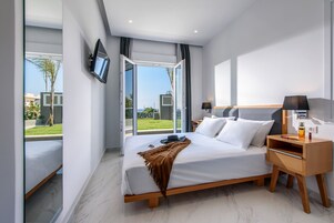 Executive Two Bedroom Quadruple Suite | Afrodite | Roupas de cama premium, cofres nos quartos, cortinas blackout