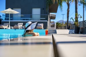 Utomhuspool, parasoller och solstolar