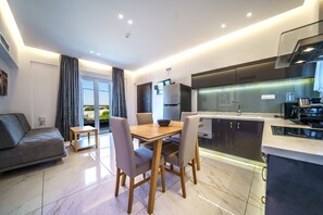 Premium bedding, in-room safe, blackout curtains, soundproofing - Elysian Suites (Hersonissos)