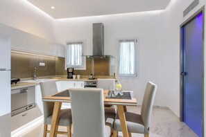Premium bedding, in-room safe, blackout curtains, soundproofing - Elysian Suites (Hersonissos)