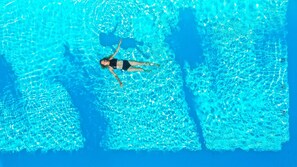 Utomhuspool, parasoller och solstolar