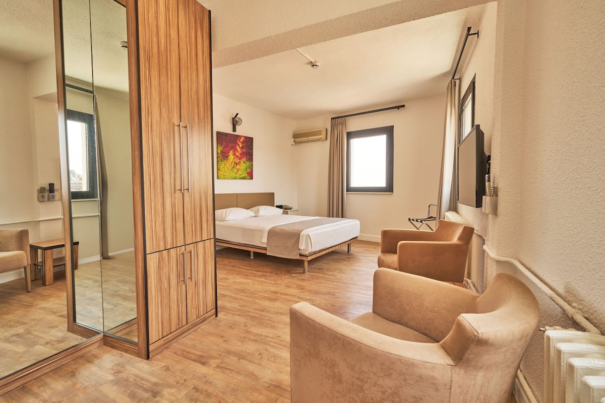 Egyptian cotton sheets, premium bedding, minibar, in-room safe