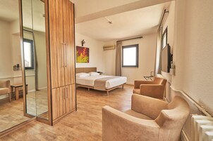 Habitación doble, en esquina | Sábanas de algodón egipcio, ropa de cama de alta calidad, minibar